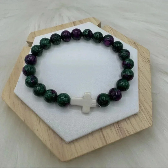 Green w/ hints of purple Cross Beaded Bracelet - Picture 4 of 6